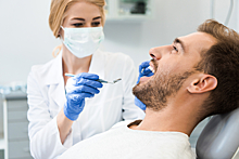 Стоматолог объяснил, можно ли заменить недостающие зубы «восьмерками»