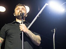 Баста выступил на «G-Drive Арене» в Омске и исполнил песню «Моя игра» в память об Алексее Черепанове