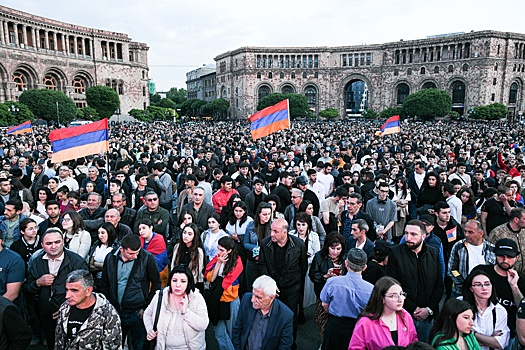 Участники акции протеста в Ереване начали перекрывать центральные улицы