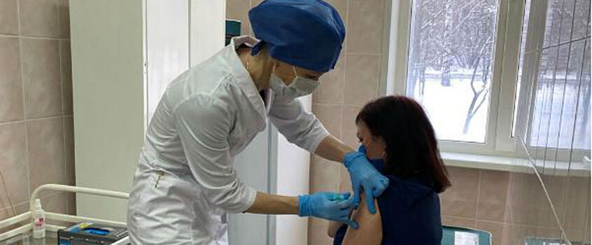 Массовая вакцинация медработников от коронавируса началась в Удмуртии