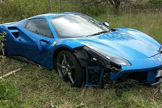 В Великобритании нашли брошенную в поле Ferrari