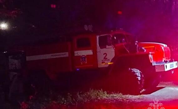 В Курске горит дачный домик