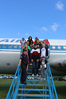 В Оренбурге транспортные полицейские и общественники организовали для воспитанников школы-интернат экскурсию в авиамузей