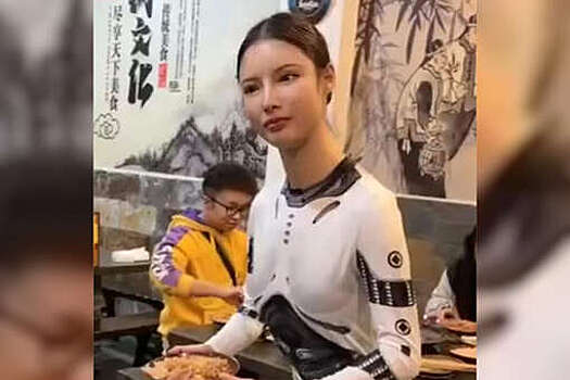 Oddity Central: официантка из Китая стала популярной благодаря движениям робота