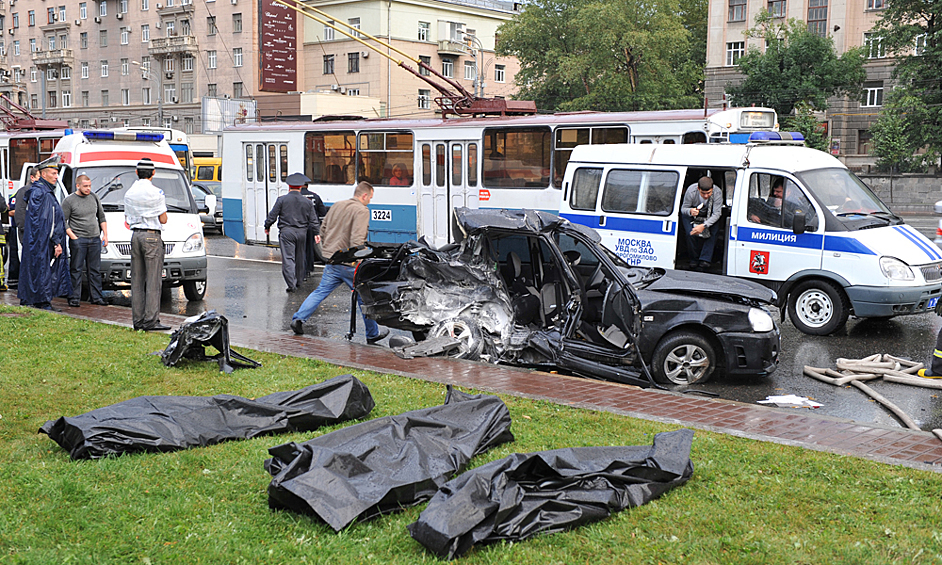 В Москве общественники при поддержке водителей попросили российские власти установить на Кутузовском проспекте, именуемом в народе «дорогой смерти, разделительное ограждение, сообщает Autonews.