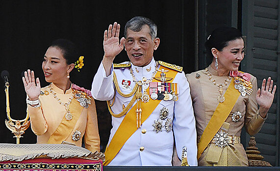 Король Таиланда самоизолировался с 20 «наложницами»