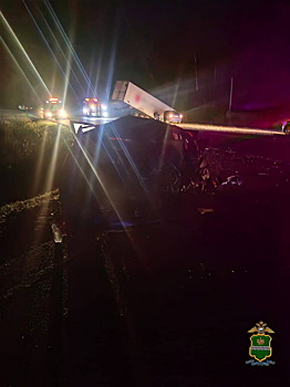 Грузовик отфутболил легковушку под колеса фуры