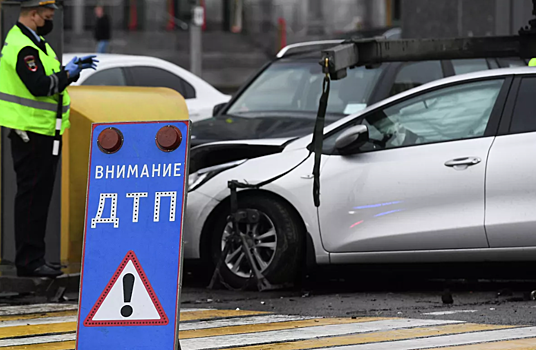 Автомобиль влетел в отбойник на 65-м километре МКАД