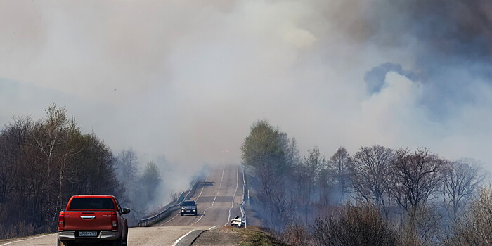 В огне трава у дома и целые поселки: противопожарный режим действует в более чем 30 регионах России
