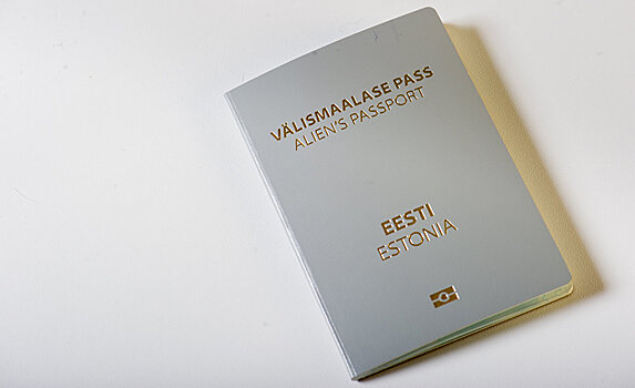 Премьер Эстонии не прочь дать "серопаспортникам" гражданство