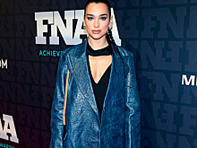 Дуа Липа получила «обувной "Оскар"» — награду Footwear News Achievement Awards