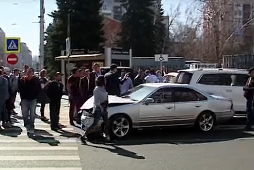 В центре Краснодара водитель иномарки утроил массовое ДТП