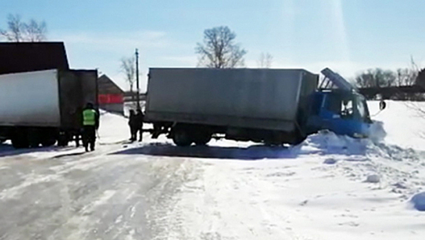 Грузовик в Кузбассе самостоятельно зарылся в сугроб