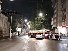Ночью в центре Саратова водитель «Рено» протаранил трамвай. Его пассажир в больнице