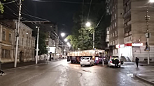 Ночью в центре Саратова водитель «Рено» протаранил трамвай. Его пассажир в больнице