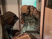 Спецназ выбил дверь у подбиравших женщин для бойцов СВО и попал на видео