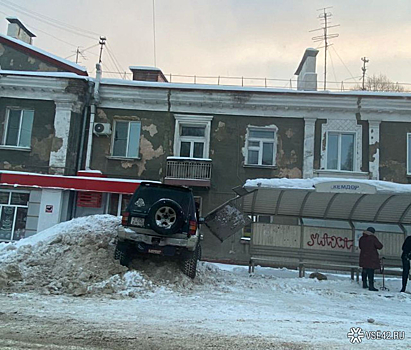 Внедорожник протаранил остановку на проспекте в Кемерове