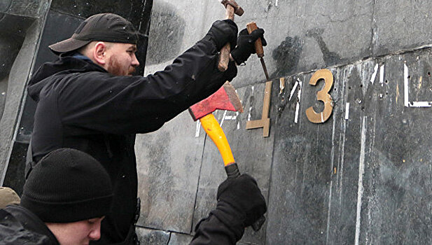 Во Львове повредили памятник советским солдатам