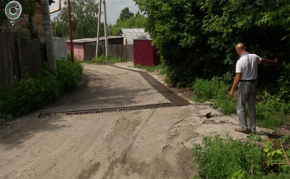 Ливневые стоки выше уровня дороги сделали на ул. Шадринской