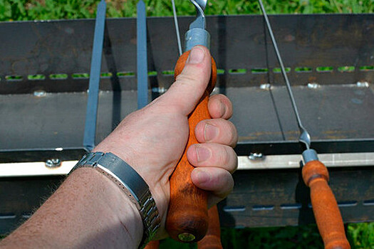В Казани пассажир такси проткнул водителя шампуром и сбежал