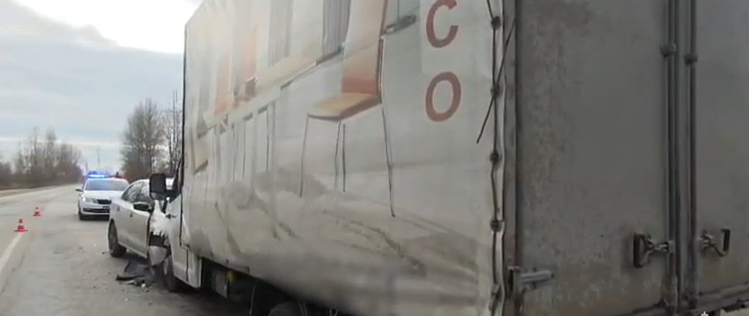 Пенсионер погиб в лобовом столкновении легковушки и грузовика в ХМАО