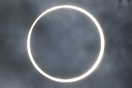 «Кольцо огня» при затмении Солнца удивляет наблюдателей из Азии