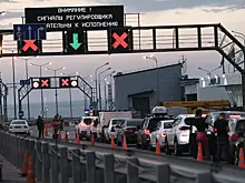 Движение автомобилей по Крымскому мосту приостановили