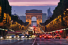 Протестующие в Париже фермеры перегородили пути к Триумфальной арке тюками сена