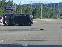 В Челябинске из-за столкновения внедорожник перевернулся на бок