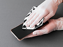 Доктор Хомяков посоветовал мыть смартфон с мылом, чтобы очистить экран