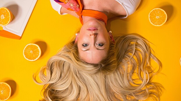 Тренды весны 2024: шапки-бини, ободки, бантики, платки