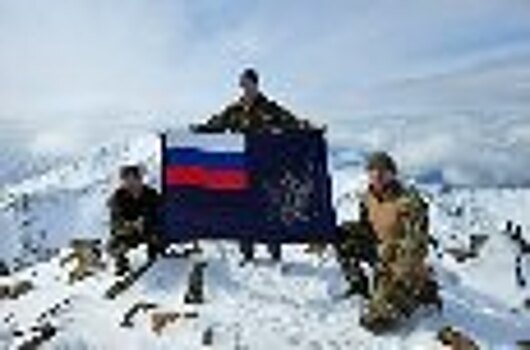 Сотрудники отряда специального назначения УФСИН России по Республике Хакасия совершили восхождение на вершину хребта Борус