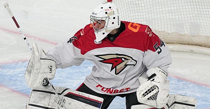 Серебряков с сыном показал серебряный шлем с богами Велесом и Родом, Матроной Московской и логотипом «Авангарда»