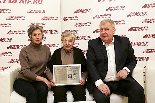 Найденную в лесу медаль фронтовика Фёдора Смагина передали его родственникам