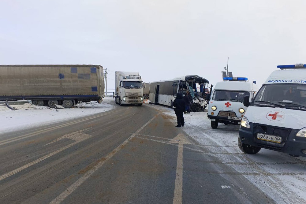 В Самарской области автобус столкнулся с фурой