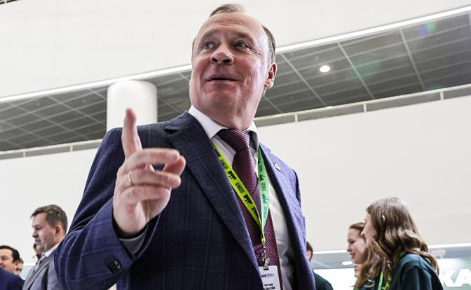 Только этого Уралу не хватало: ИИ сделал мэра Екатеринбурга летающим в красном плаще супергероем