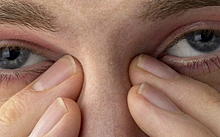Офтальмолог рассказала, чем полезно легкое почесывание глаз