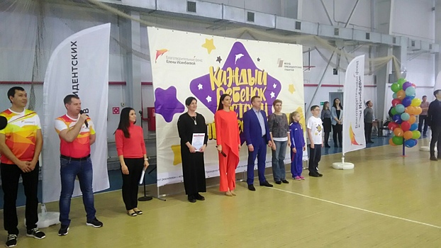 Елена Исинбаева лично приобщает к спорту саратовских ребят