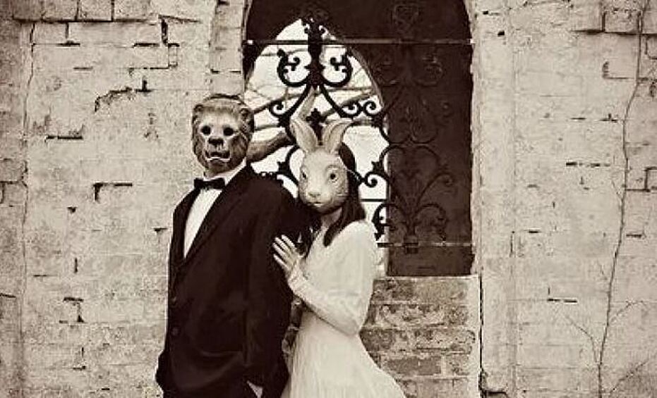 Эти маски определенно не стоило брать на свадебную церемонию. Ну или когда боишься, что вас сглазят.