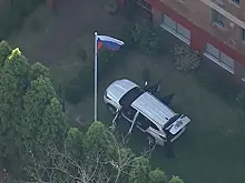 Автомобиль протаранил ворота генконсульства России в Австралии и попал на видео