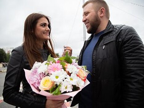 В Уфе с помощью уличного видеоэкрана девушке сделали предложение выйти замуж
