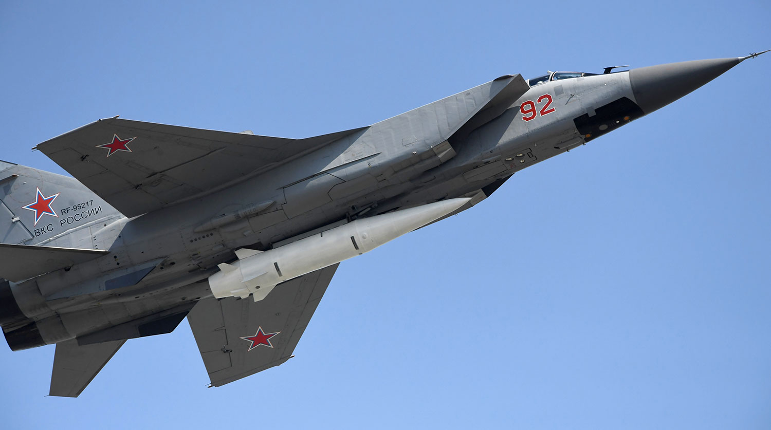 Минобороны: ВС РФ нанесли групповой удар «Кинжалами» по объектам на Украине