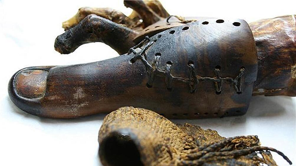 3000 лет. Этот протез принадлежал древнему египтянину.