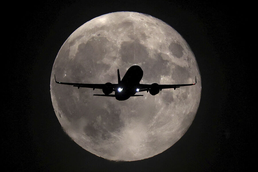 На рейсе Сочи-Сургут у самолета отказал генератор