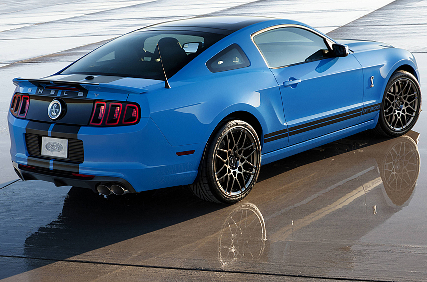 Чтобы было не страшно ездить по-настоящему быстро — а «Шелби» определенно может — применяются большие тормоза Brembo и интересные опции. В частности, пакет Performance с регулируемыми амортизаторами Bilstein и «самоблоком» Torsen. Или набор с говорящим названием Track — радиаторы охлаждения масла в двигателе, коробки передач и дифференциала.