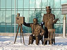 Создателей кино заперли в клетке посреди улицы в российском городе