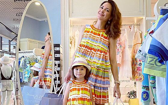 «Девочки-припевочки»: Климова с 4-летней дочкой надели одинаковые сарафаны и собрали сотни комплиментов