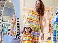 «Девочки-припевочки»: Климова с 4-летней дочкой надели одинаковые сарафаны и собрали сотни комплиментов