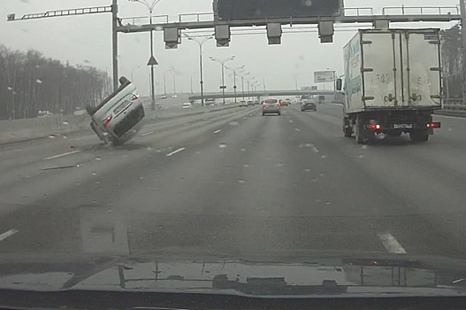 Легковушка с уснувшим водителем перевернулась на МКАД