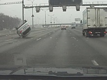 Легковушка с уснувшим водителем перевернулась на МКАД